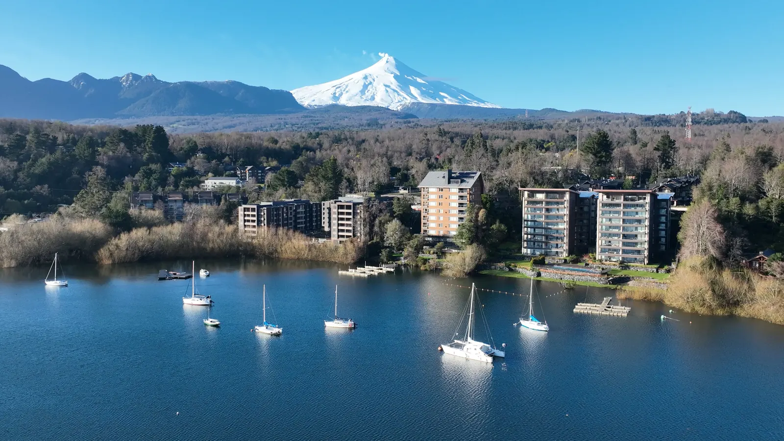Botes en el lago Villarrica frente a Pucón, con el volcán al fondo