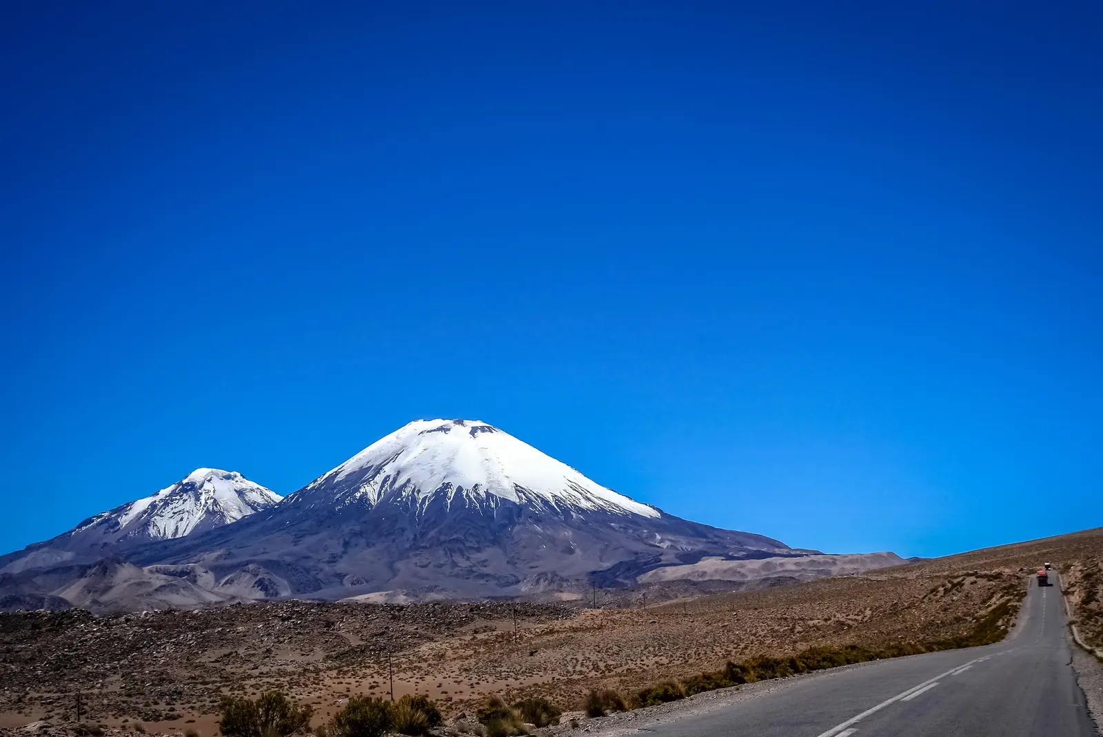 Camino y volcanes en el Parque Nacional Lauca, región de Arica y Parinacota