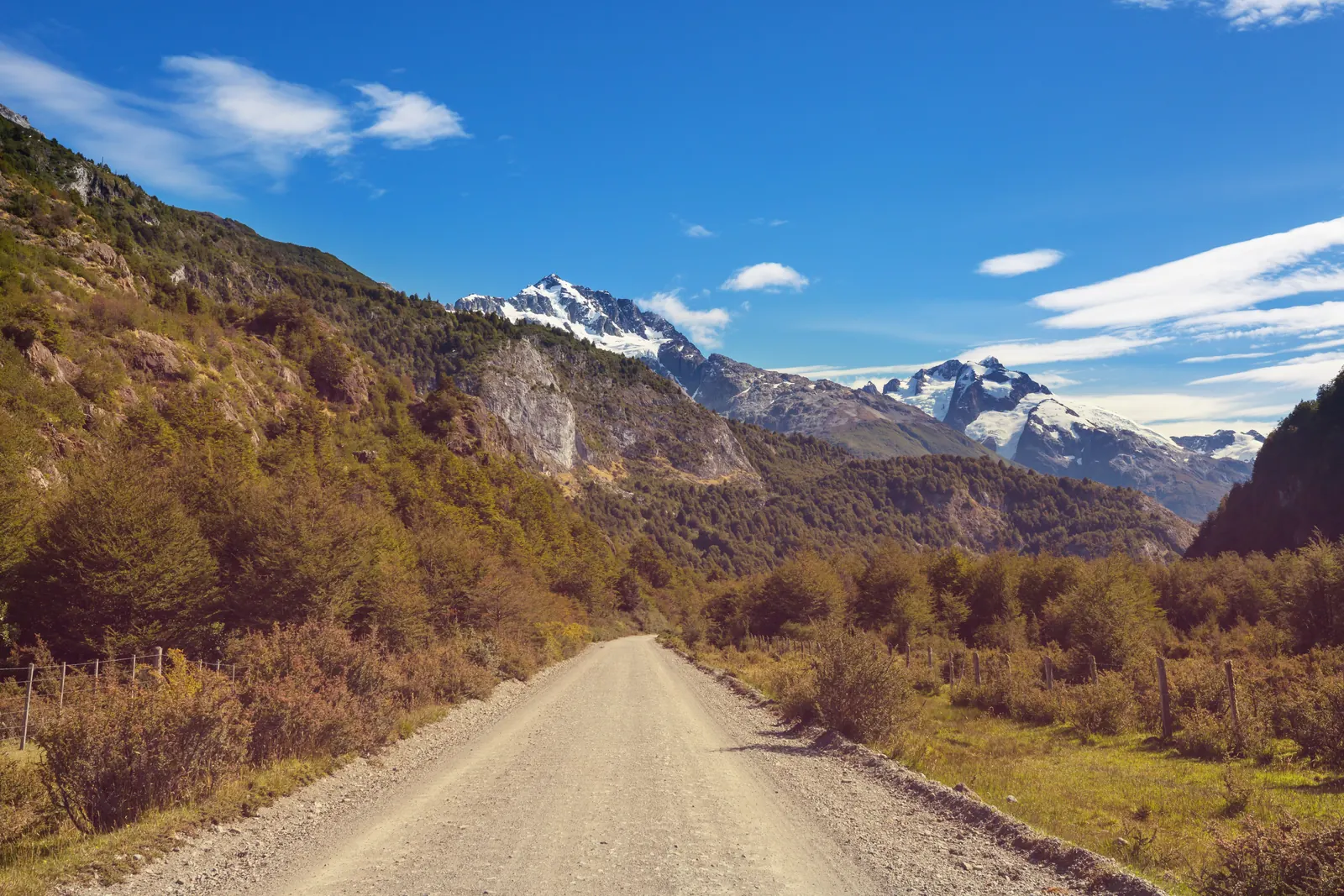 Paisaje de montañas junto a la Carretera Austral, región de Aysén