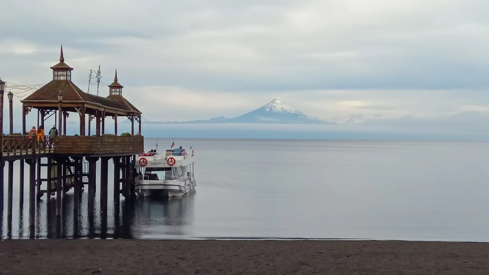 Muelle de Frutillar y el volcán Osorno sobre el lago Llanquihue
