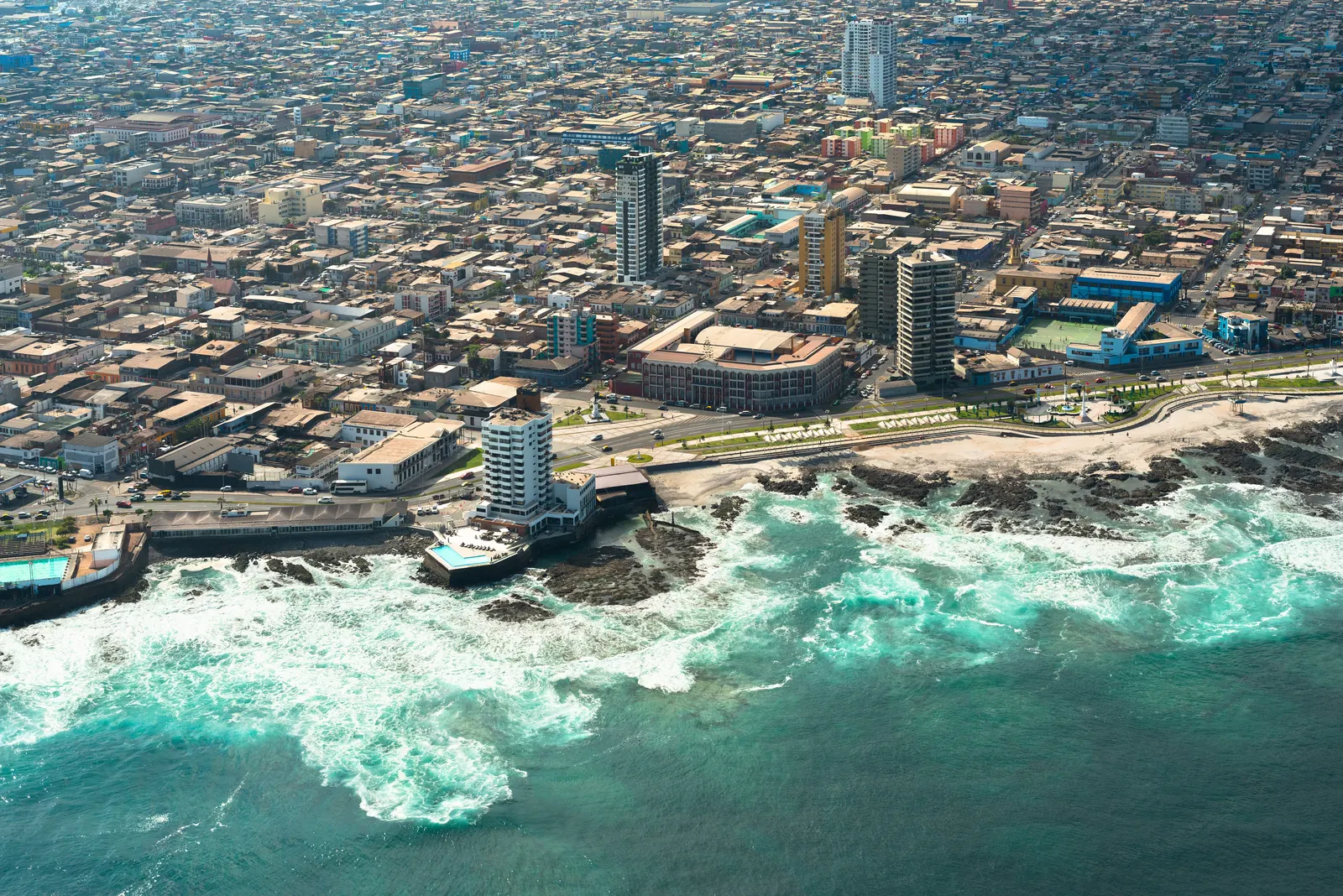 Vista aérea de la costa de Iquique, en el norte de Chile