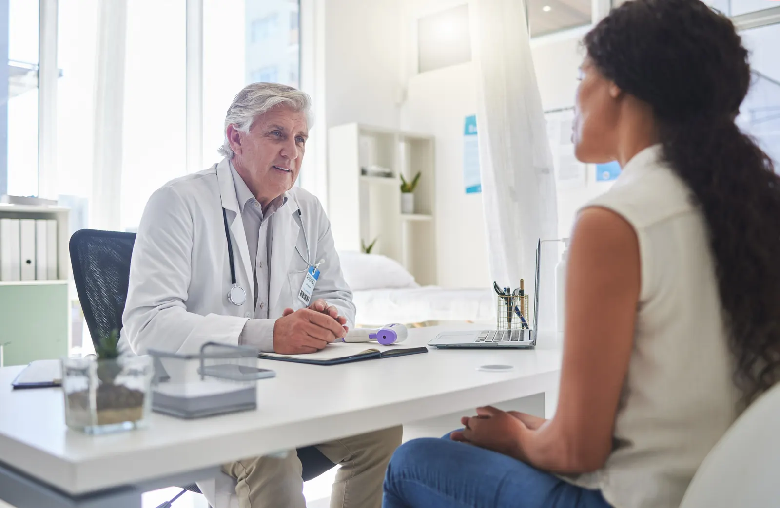 Médico conversando con una paciente durante una consulta